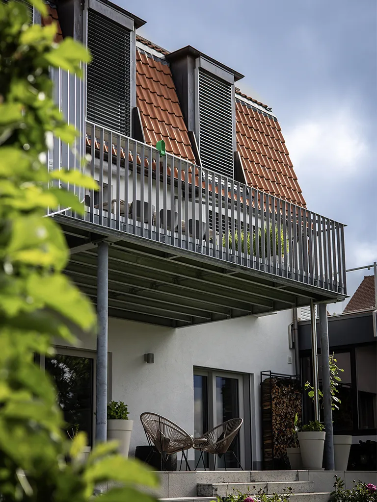 Stahlbalkonkonstruktion mit wasserdichter Bodenwanne und Fließenbelag