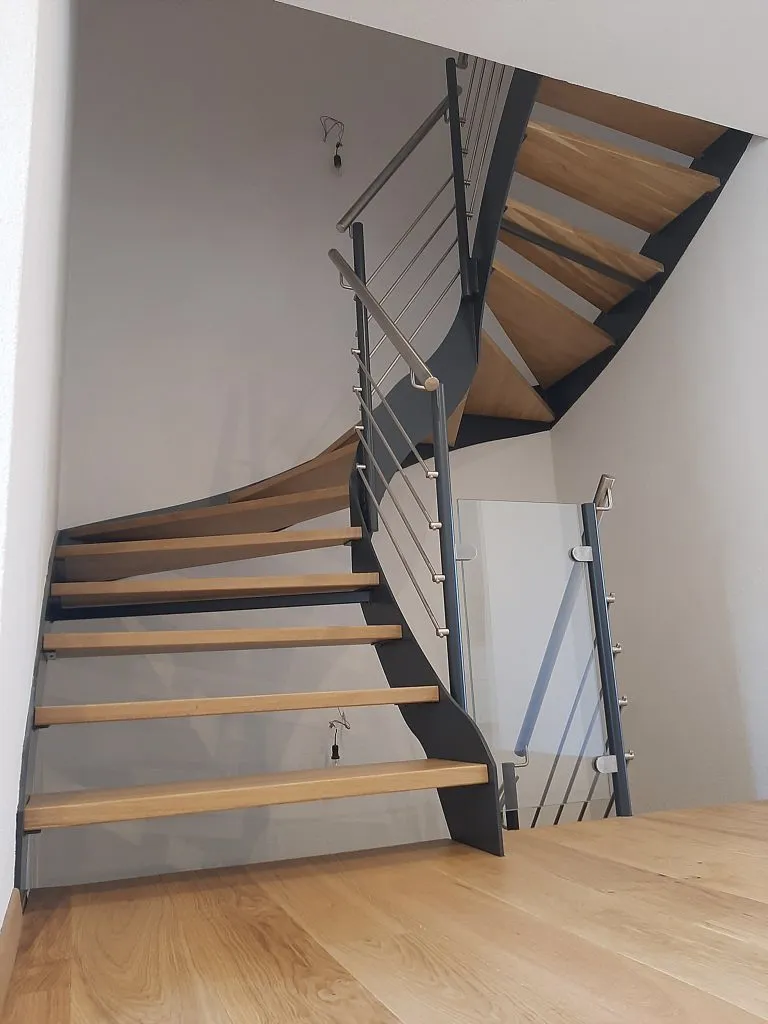 Innentreppe als Stahlwangentreppe mit Holzstufenbelag