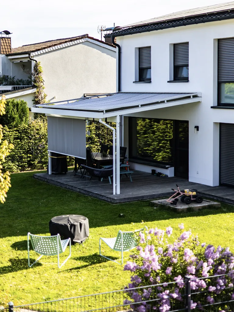 Terassen-Oberdachung mit Glaseindeckung und Wintergartenbeschattung